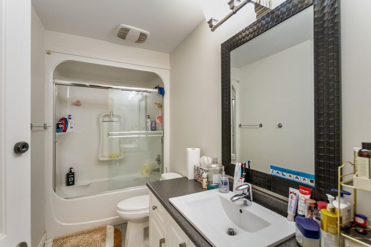 Staircase Photo of 629 Thirteenth Street, New Westminster, BC