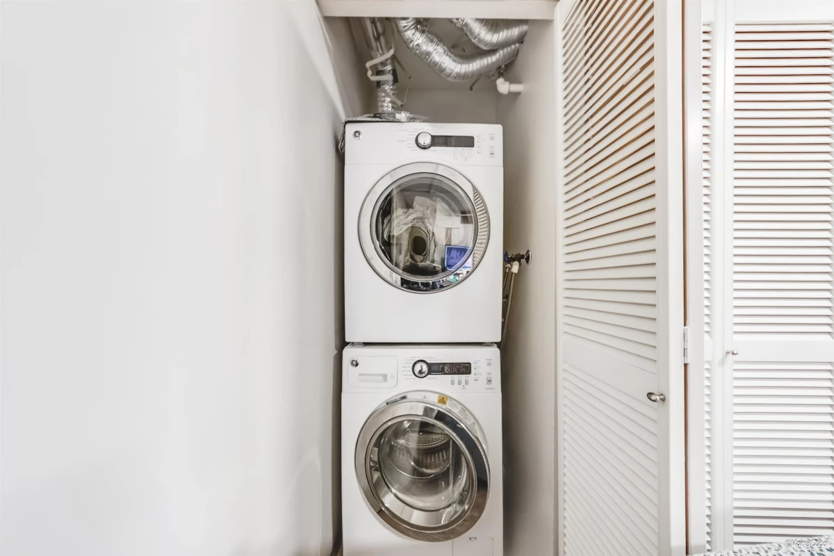 Entry Foyer Photo of 5-1 550 Beatty Street, Vancouver, BC