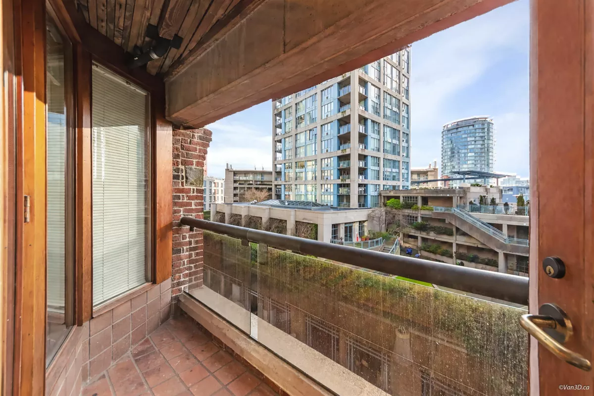 Powder Room Photo of 5-1 550 Beatty Street, Vancouver, BC