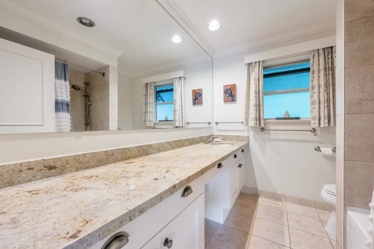 Basement Recreation Room Photo of 5560 Greenleaf Road, West Vancouver, BC