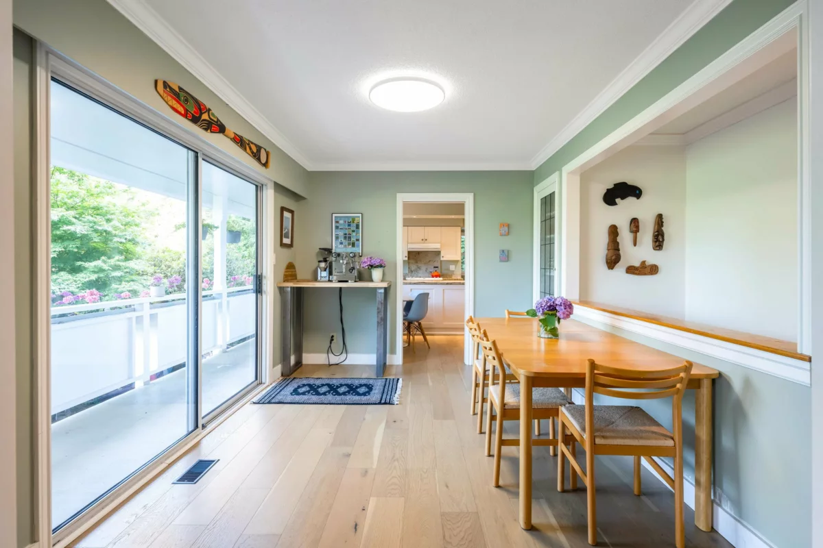 Breakfast Nook Photo of 5560 Greenleaf Road, West Vancouver, BC