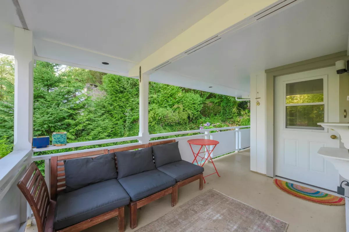 Garden / Landscaping Photo of 5560 Greenleaf Road, West Vancouver, BC