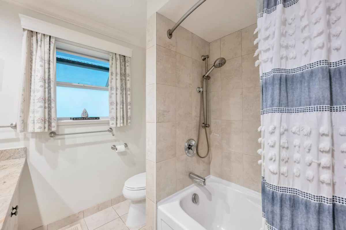 Laundry Room Photo of 5560 Greenleaf Road, West Vancouver, BC