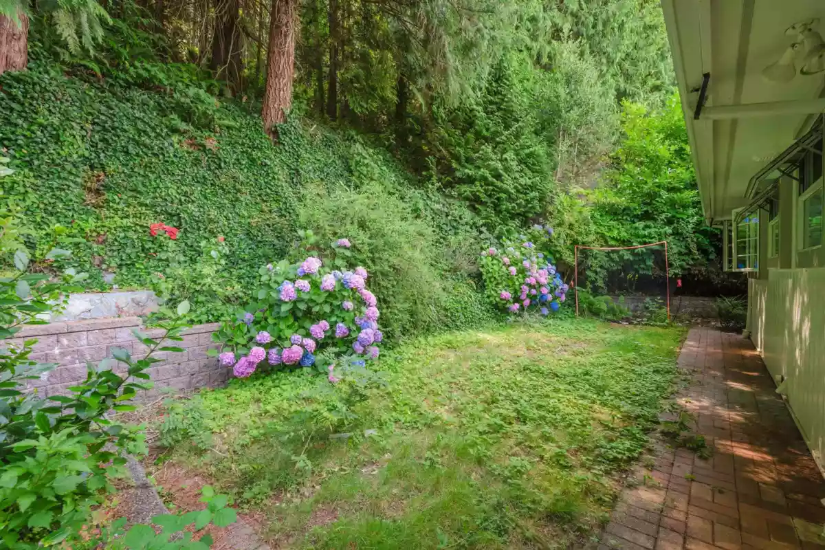 Outdoor Kitchen Photo of 5560 Greenleaf Road, West Vancouver, BC