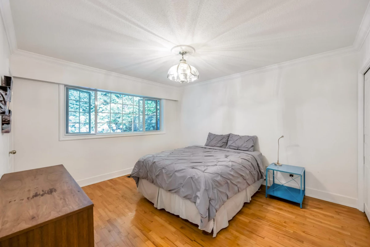 Powder Room Photo of 5560 Greenleaf Road, West Vancouver, BC