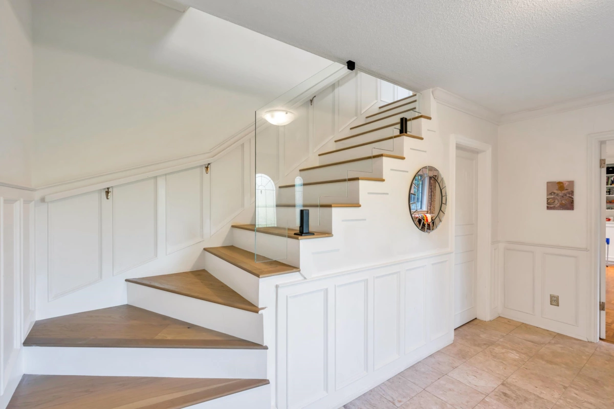 Staircase Photo of 5560 Greenleaf Road, West Vancouver, BC