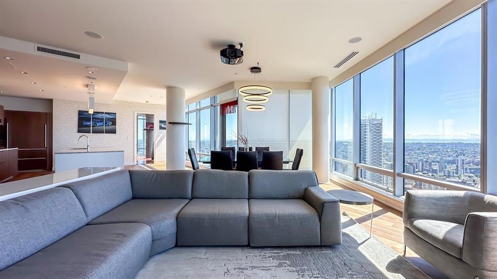 Family Room Photo of 5004 1128 W Georgia Street, Vancouver, BC