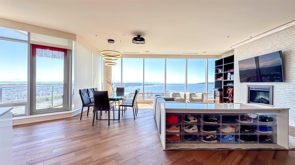 Walk-In Closet Photo of 5004 1128 W Georgia Street, Vancouver, BC