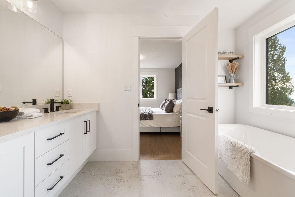 Entry Foyer Photo of 338 W 24th Street, North Vancouver, BC