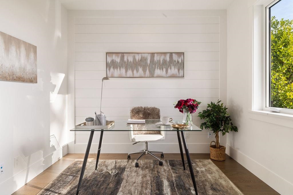 Walk-In Closet Photo of 338 W 24th Street, North Vancouver, BC