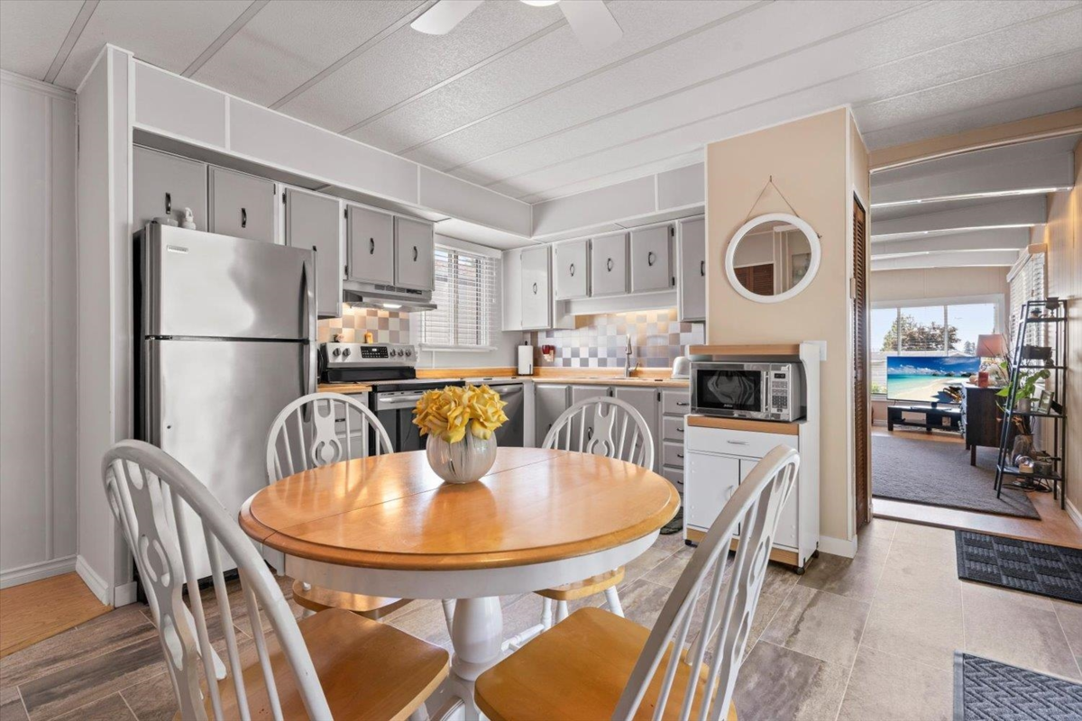 Kitchen Island Photo of 30 2035 Martens Street, Abbotsford, BC