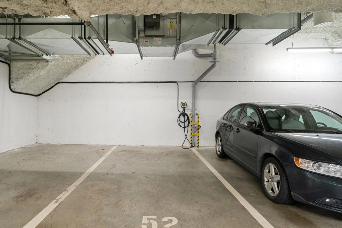 Hallway Photo of 218 733 W 14th Street, North Vancouver, BC