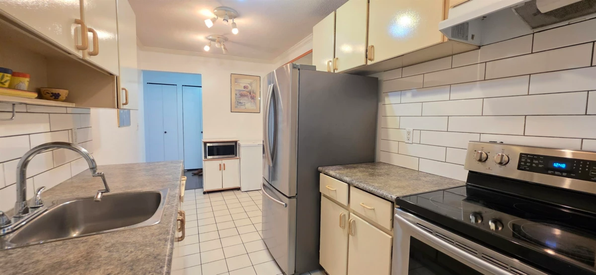 Kitchen Photo of 202 7473 140 Street, Surrey, BC