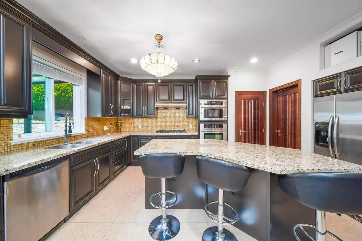 Walk-In Closet Photo of 7353 Union Street, Burnaby, BC