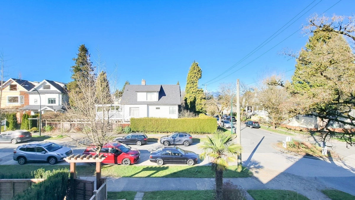 Backyard Photo of 990 E 13th Avenue, Vancouver, BC