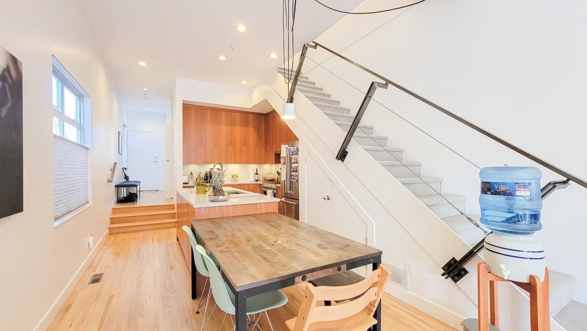 Kitchen Island Photo of 990 E 13th Avenue, Vancouver, BC