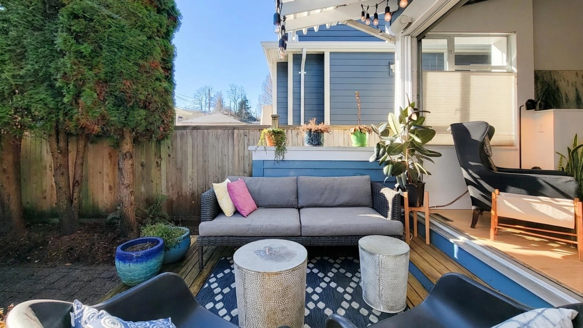 Powder Room Photo of 990 E 13th Avenue, Vancouver, BC