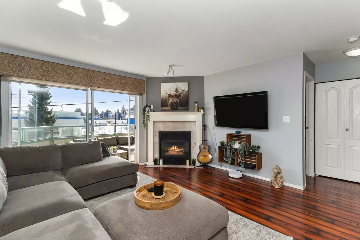 Kitchen Island Photo of 224 33175 Old Yale Road, Abbotsford, BC