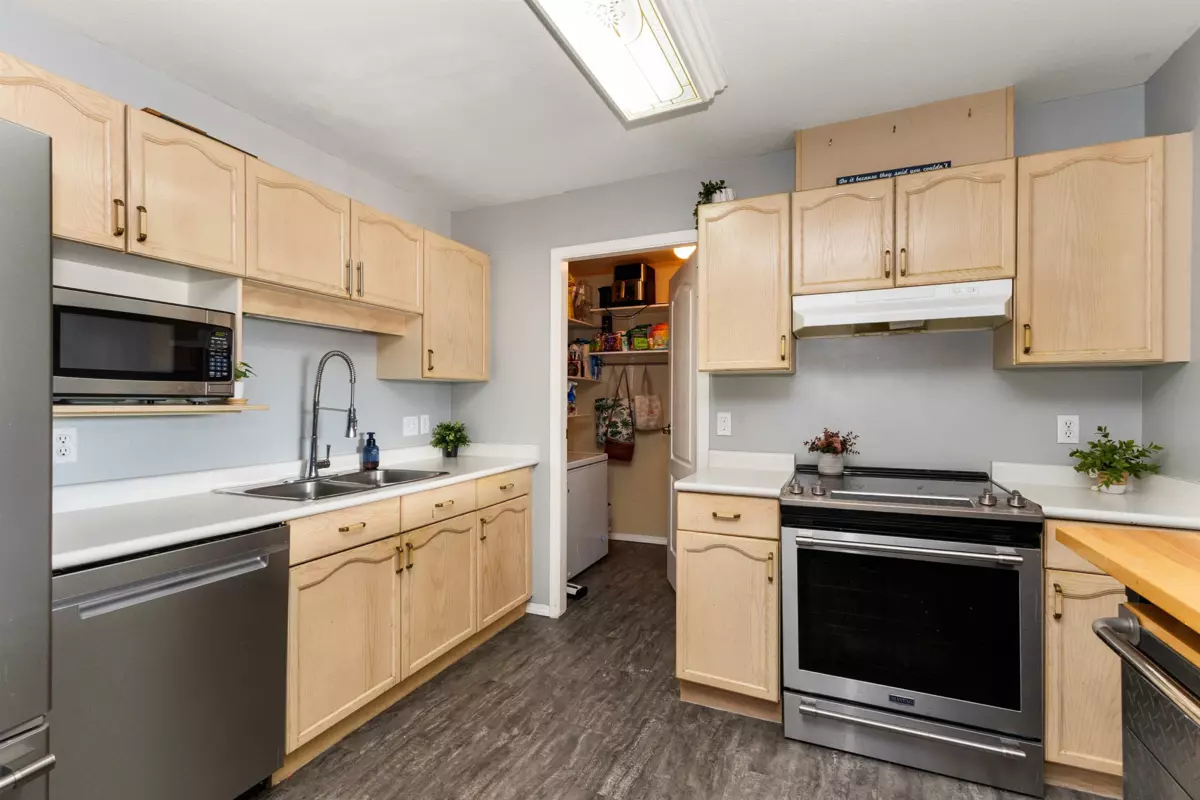 Primary Bedroom Photo of 224 33175 Old Yale Road, Abbotsford, BC