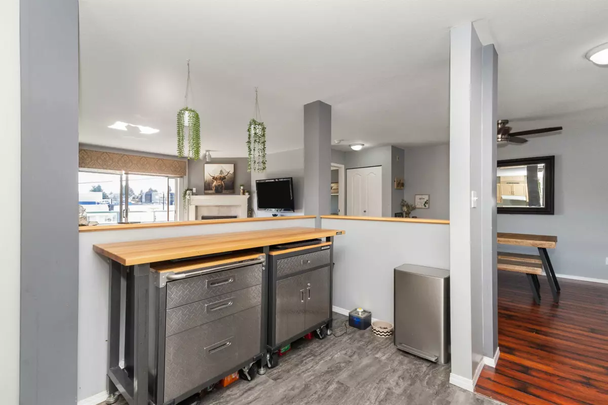 Walk-In Closet Photo of 224 33175 Old Yale Road, Abbotsford, BC