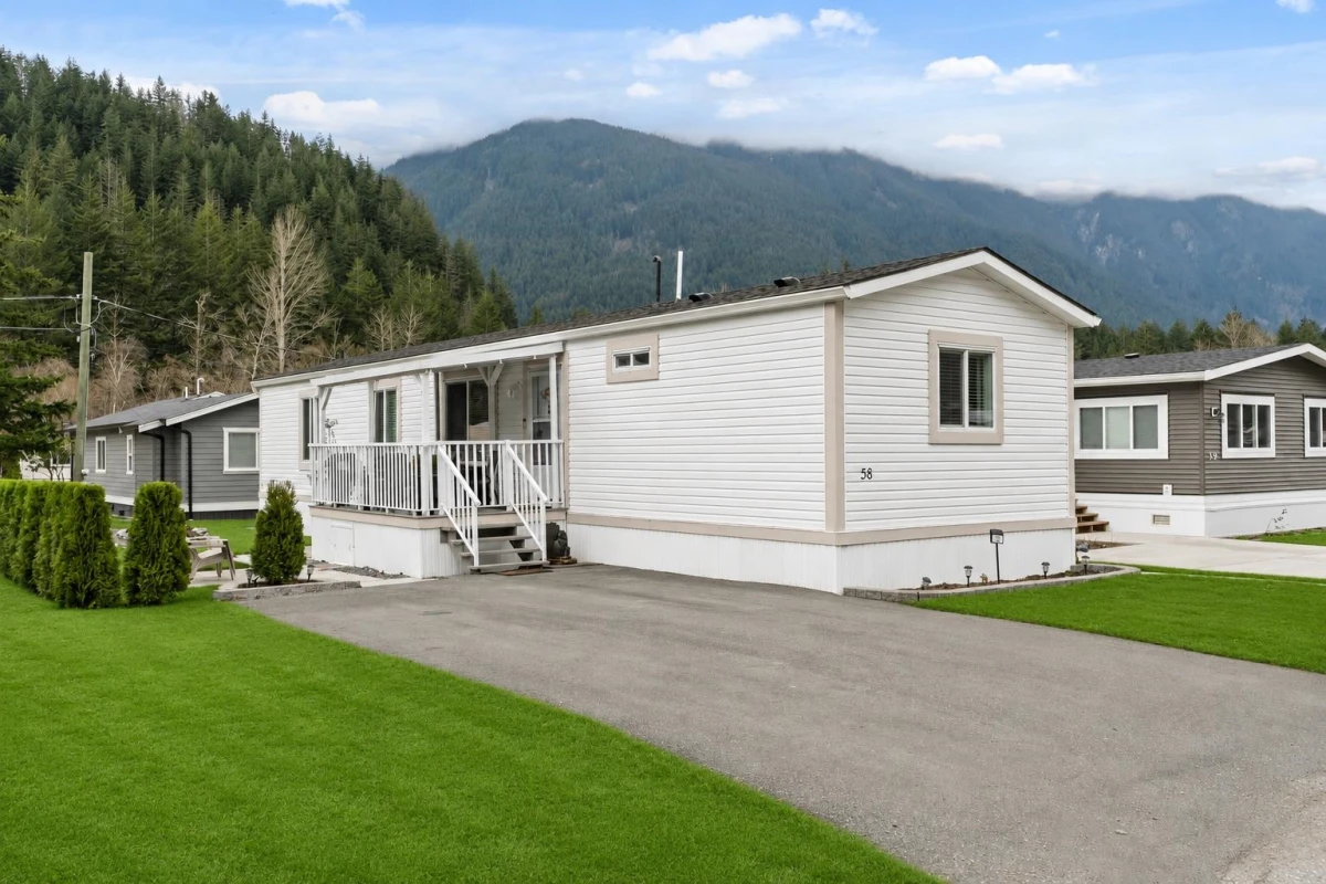 Living Room Photo of 58 65367 Kawkawa Lake Road, Hope, BC