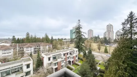 Front Yard Photo of 909 7088 18th Avenue, Burnaby, BC