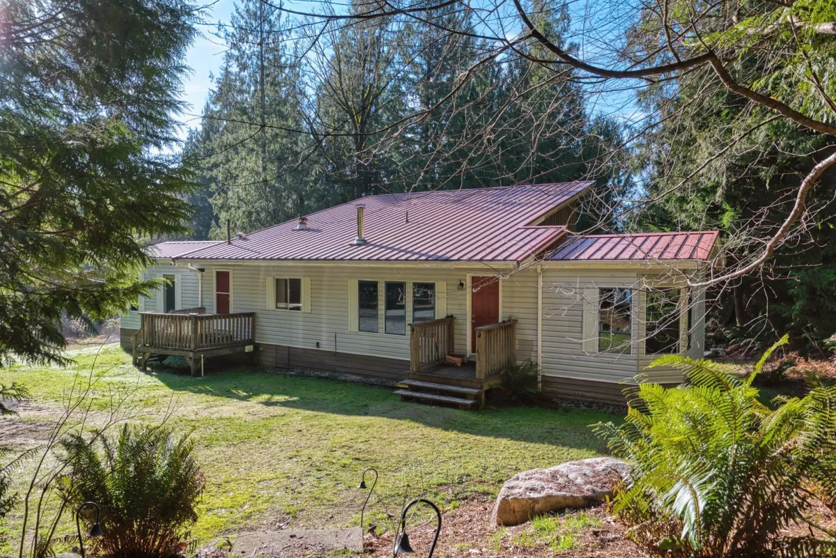 Family Room Photo of 7103 Sechelt Inlet Road, Sechelt, BC
