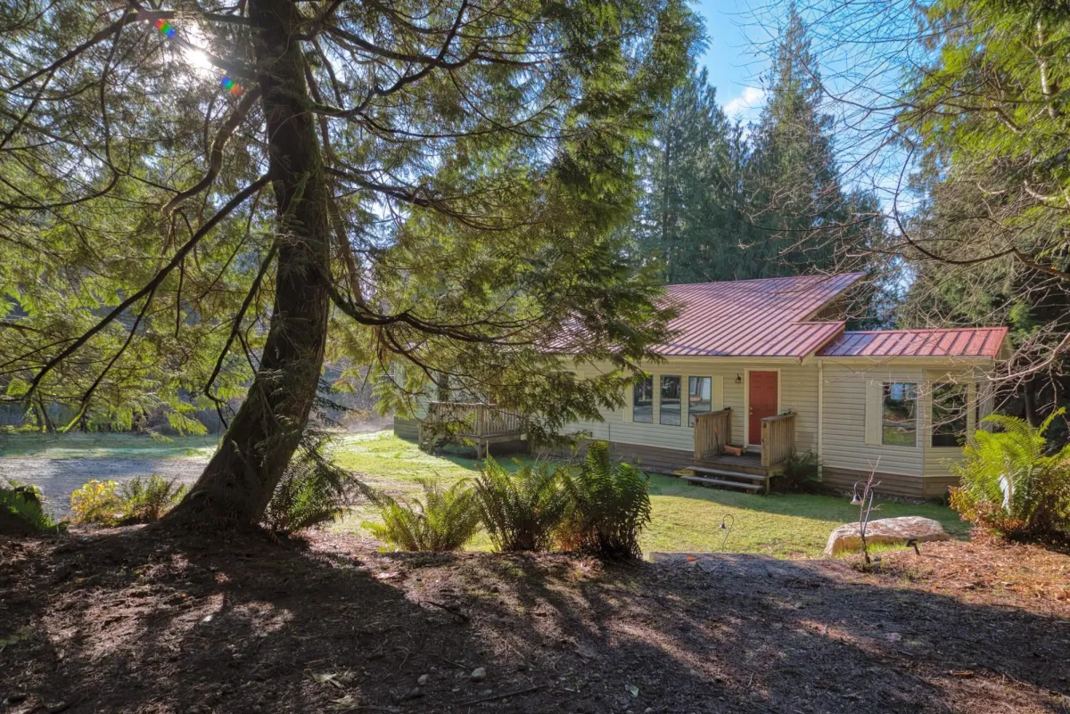 Living Room Photo of 7103 Sechelt Inlet Road, Sechelt, BC