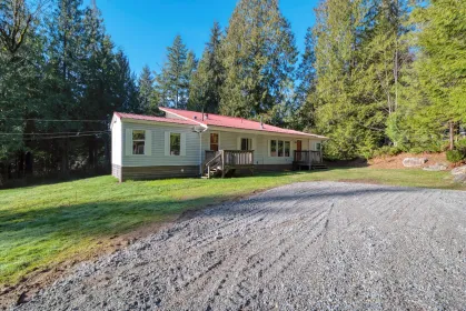 Garden / Landscaping Photo of 7103 Sechelt Inlet Road, Sechelt, BC
