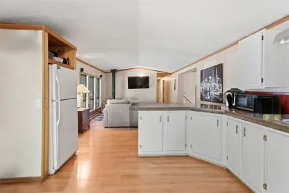 Walk-In Closet Photo of 7103 Sechelt Inlet Road, Sechelt, BC