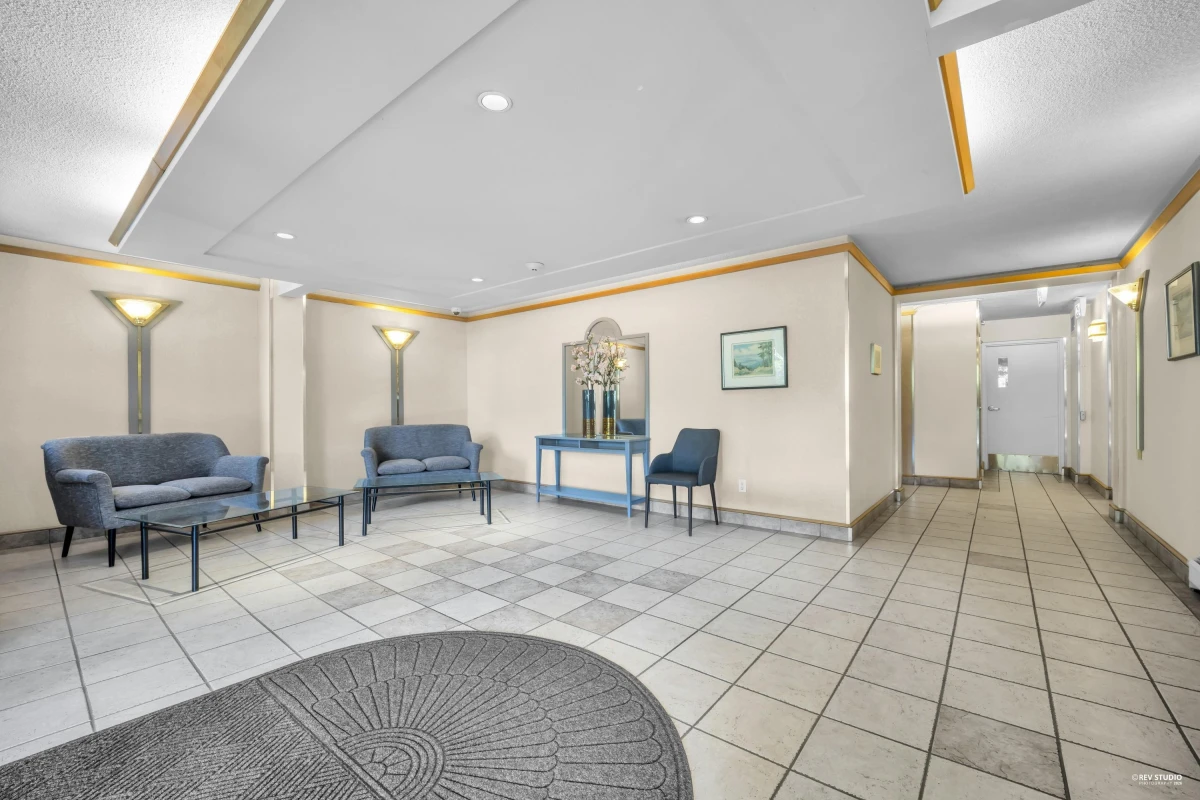 Dining Area Photo of 905 555 13th Street, West Vancouver, BC