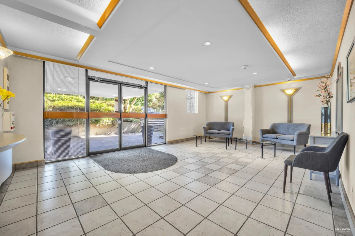 Family Room Photo of 905 555 13th Street, West Vancouver, BC