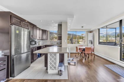Breakfast Nook Photo of 905 555 13th Street, West Vancouver, BC
