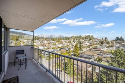 Staircase Photo of 905 555 13th Street, West Vancouver, BC
