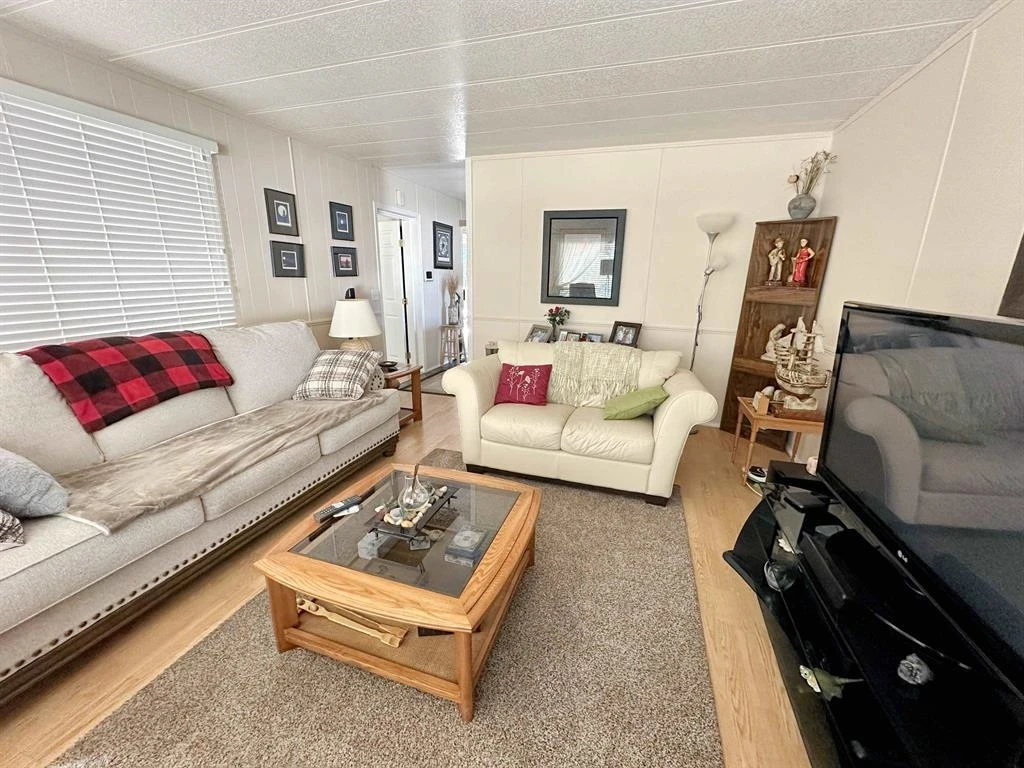Living Room Photo of 10 62010 Flood Hope Road, Hope, BC