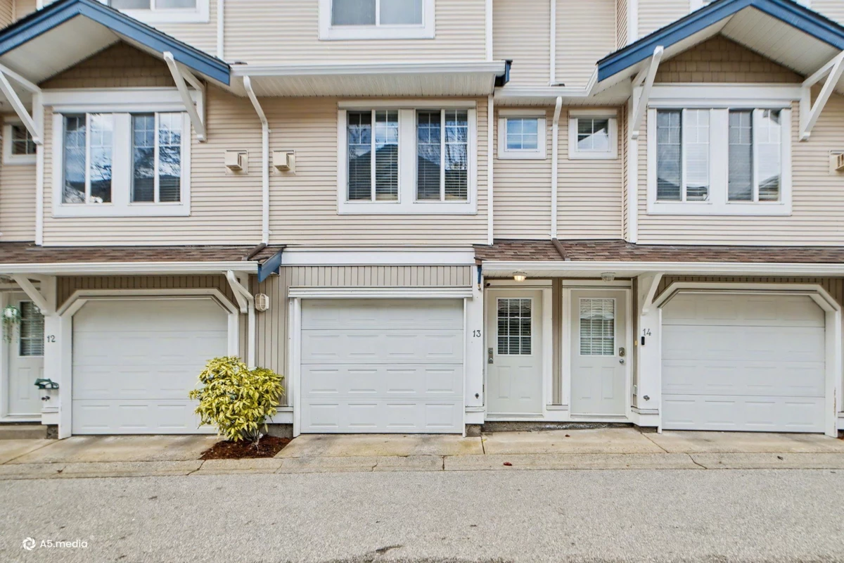 Living Room Photo of 13 6533 121 Street, Surrey, BC