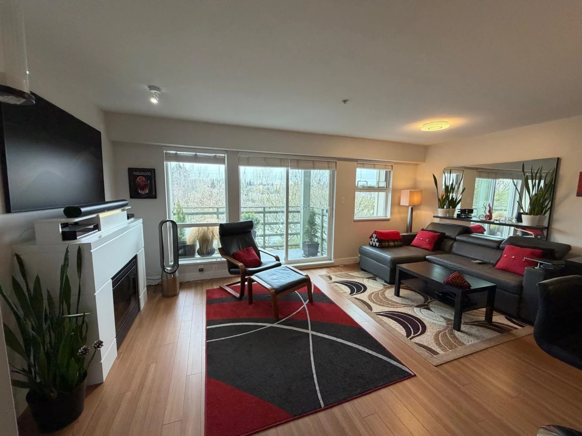 Family Room Photo of 313 15735 Croydon Drive, Surrey, BC