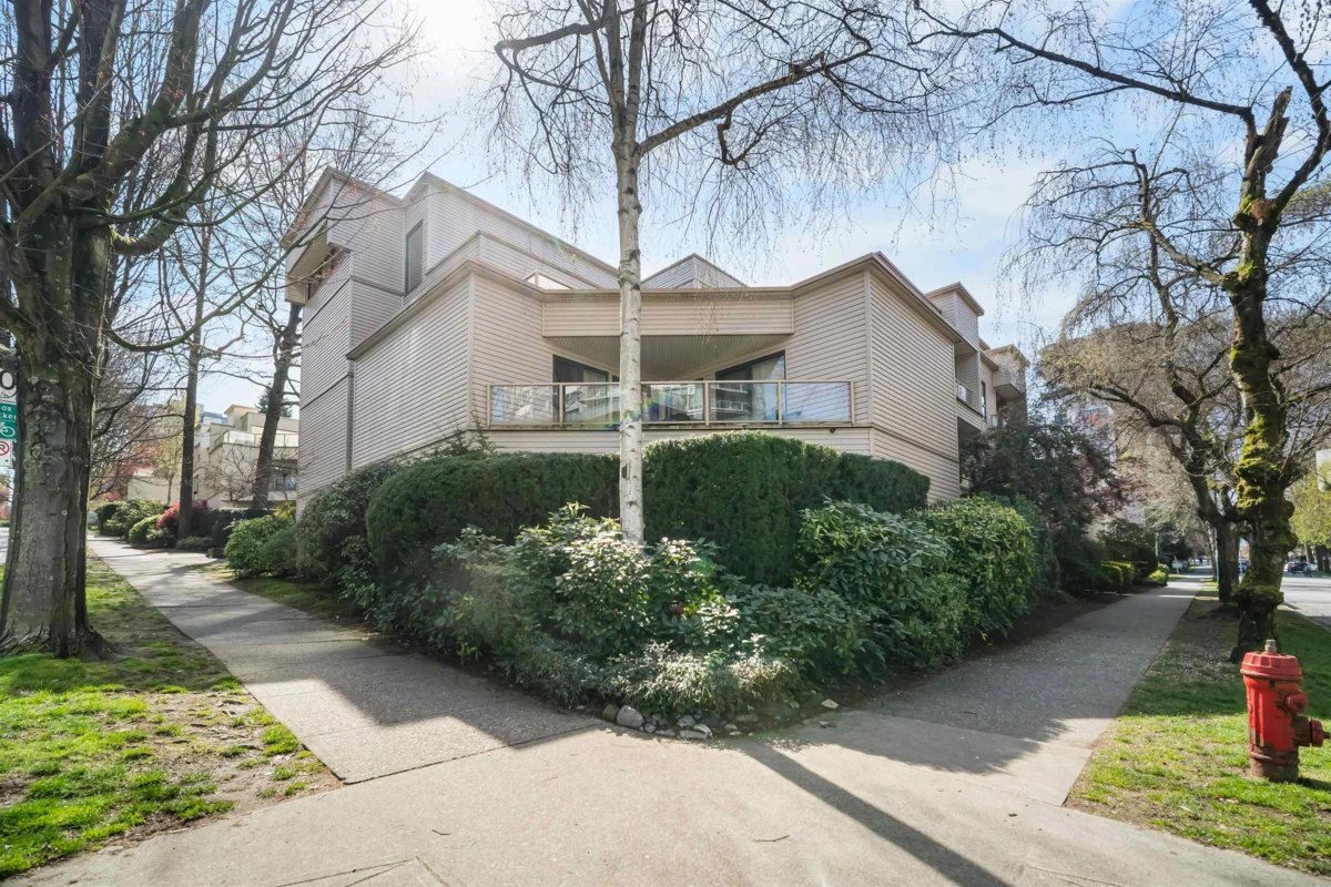 Family Room Photo of 310 1080 Broughton Street, Vancouver, BC