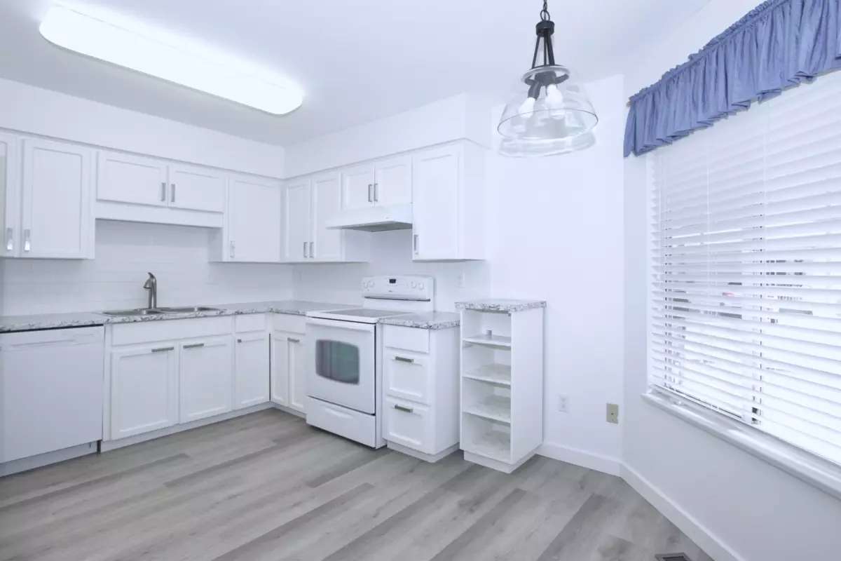 Dining Area Photo of 7 3055 Trafalgar Street, Abbotsford, BC