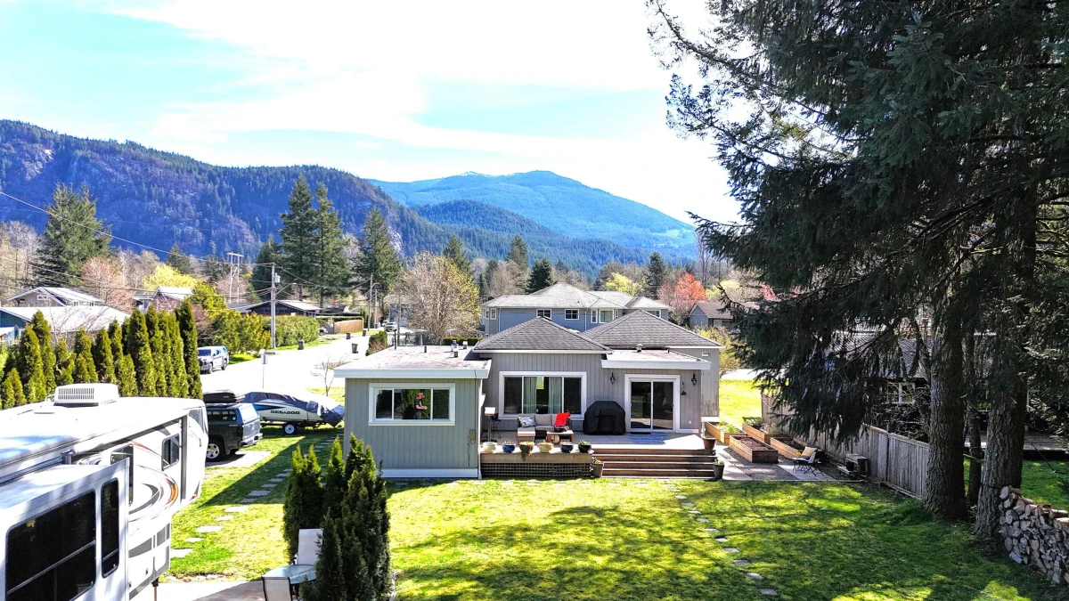 Living Room Photo of 1110 Laramee Road, Squamish, BC
