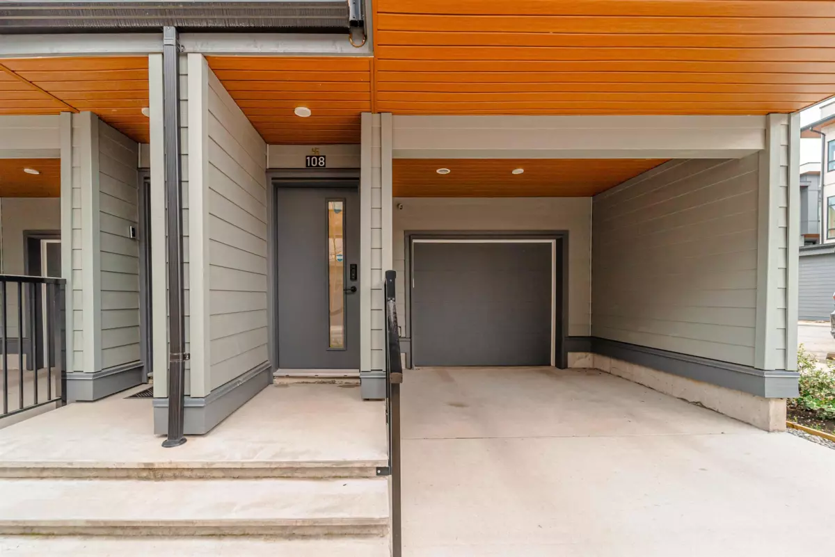 Living Room Photo of 108 30530 Cardinal Avenue, Abbotsford, BC