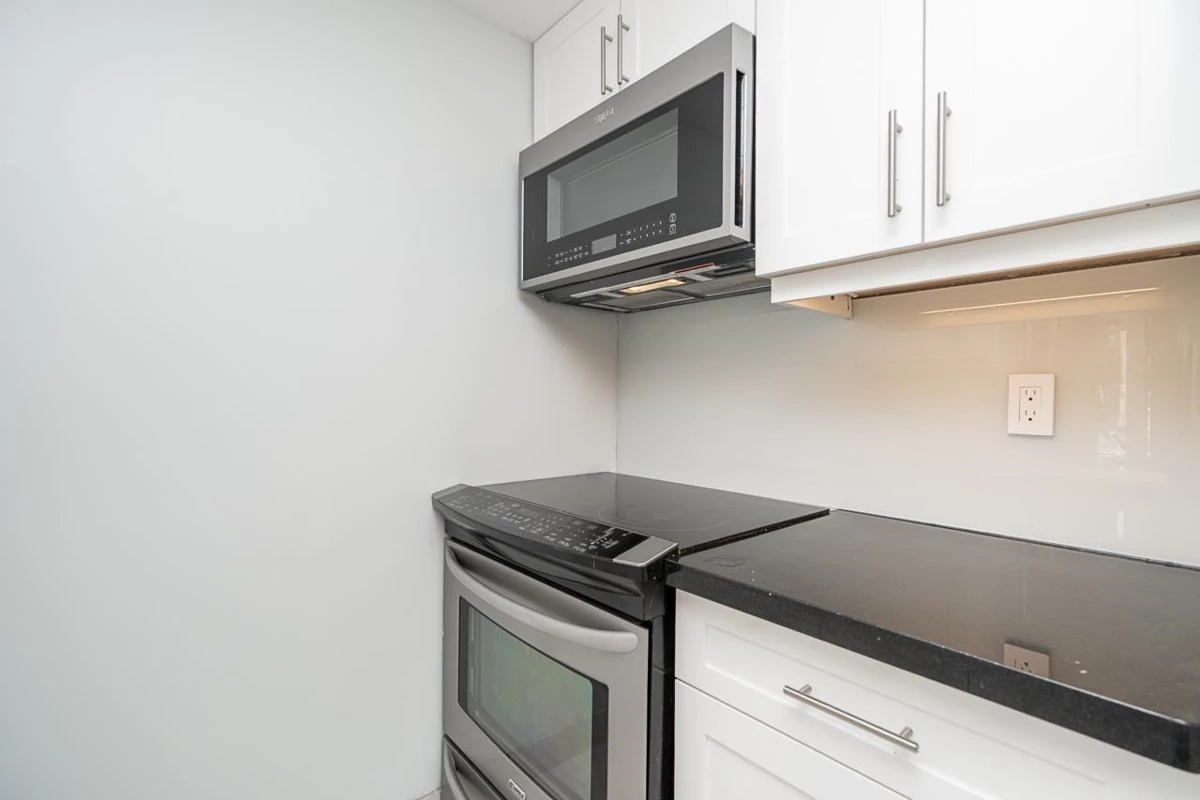 Dining Area Photo of 403 811 Helmcken Street, Vancouver, BC