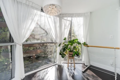 Walk-In Closet Photo of 403 811 Helmcken Street, Vancouver, BC