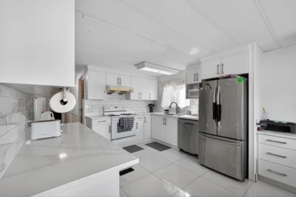Kitchen Island Photo of 1 31522 Monarch Court, Abbotsford, BC