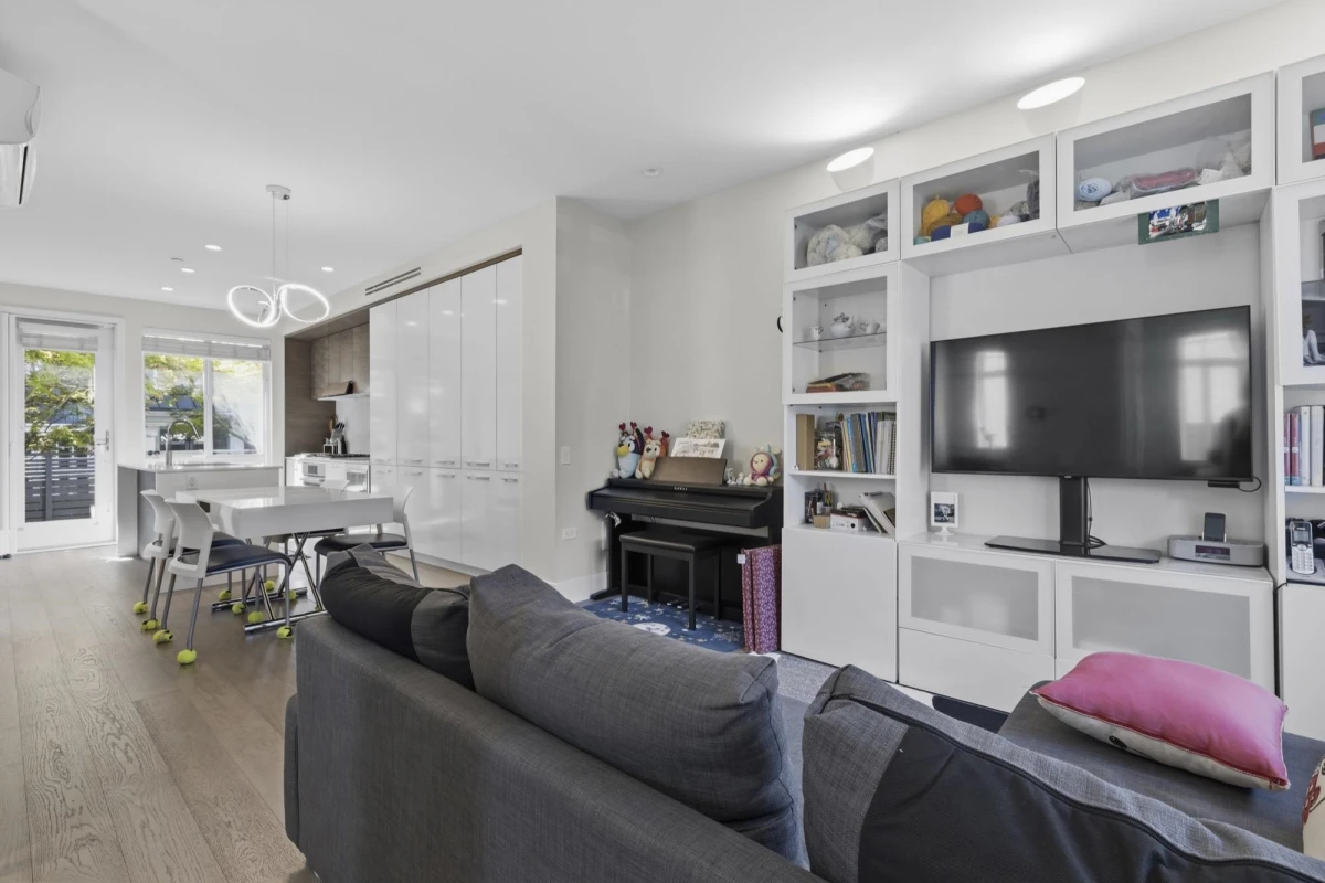 Living Room Photo of 276 W 62nd Avenue, Vancouver, BC
