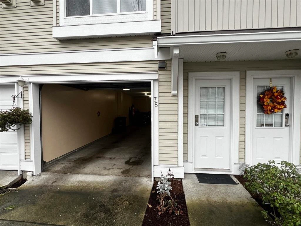 Family Room Photo of 75 12110 75a Avenue, Surrey, BC