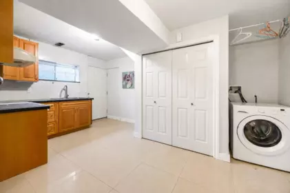 Entry Foyer Photo of 1611 E 57th Avenue, Vancouver, BC