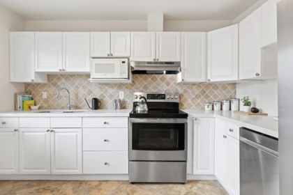 Kitchen Island Photo of 2329 Mountain Highway, North Vancouver, BC
