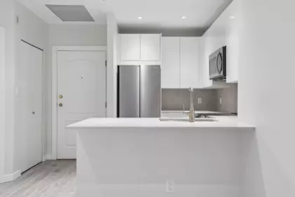 Kitchen Island Photo of 410 1177 Hornby Street, Vancouver, BC