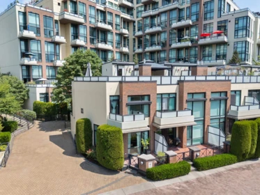 Front Yard Photo of 114 8 Renaissance Square, New Westminster, BC